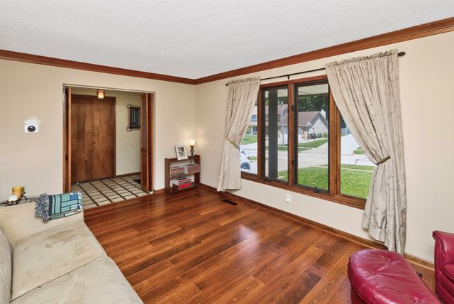 1572 NW 109th Street, Clive, IA 50325