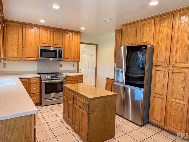 2804 Stanyan Court, Bakersfield, CA 93309