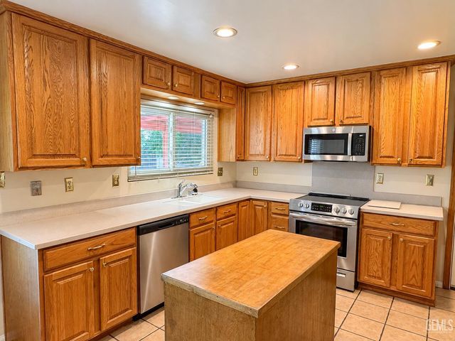 2804 Stanyan Court, Bakersfield, CA 93309