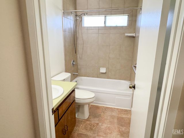 2804 Stanyan Court, Bakersfield, CA 93309
