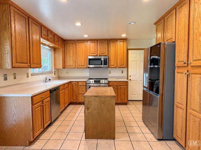 2804 Stanyan Court, Bakersfield, CA 93309
