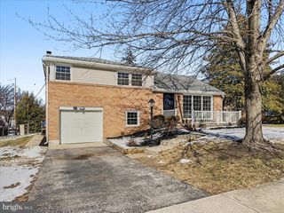 2461 RALEIGH DR, York, PA 17402