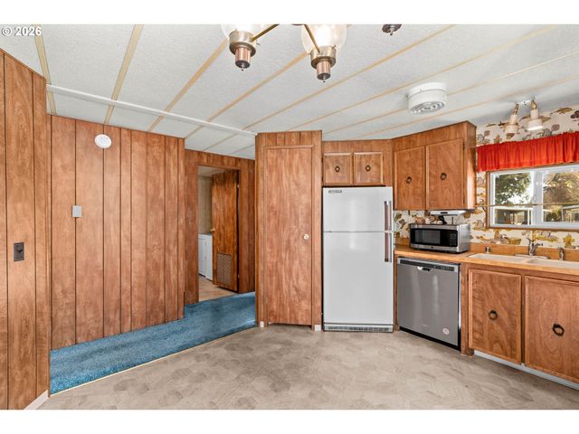 1400 CANDLELIGHT Dr 226, Eugene, OR 97402