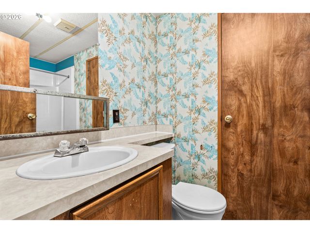 1400 CANDLELIGHT Dr 226, Eugene, OR 97402