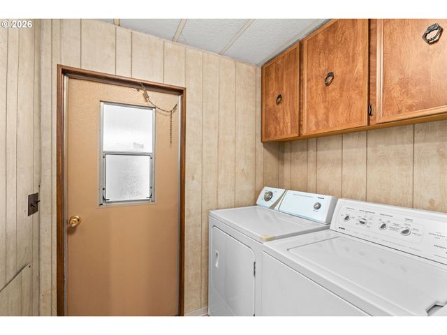 1400 CANDLELIGHT Dr 226, Eugene, OR 97402