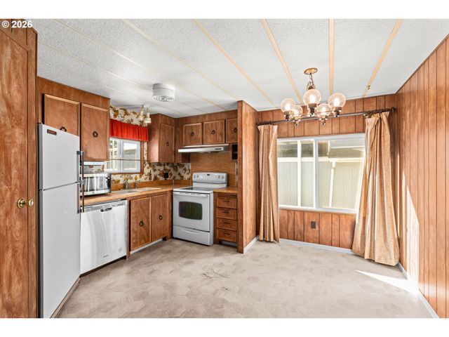 1400 CANDLELIGHT Dr 226, Eugene, OR 97402