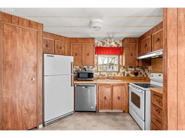 1400 CANDLELIGHT Dr 226, Eugene, OR 97402