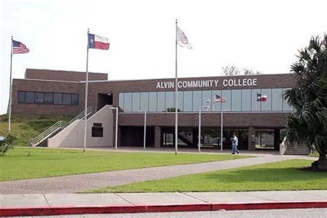 514 E Foley Street, Alvin, TX 77511