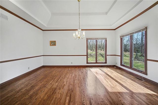 1619 E Sunrise Drive, Smithville, MO 64089