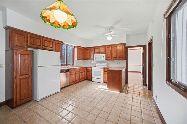 1619 E Sunrise Drive, Smithville, MO 64089