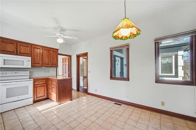 1619 E Sunrise Drive, Smithville, MO 64089