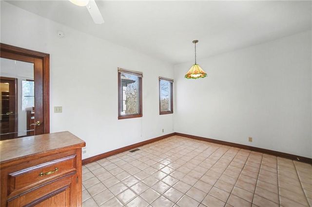 1619 E Sunrise Drive, Smithville, MO 64089