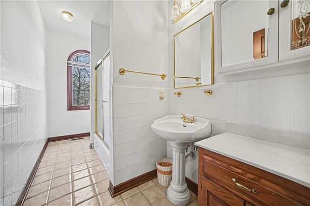 1619 E Sunrise Drive, Smithville, MO 64089