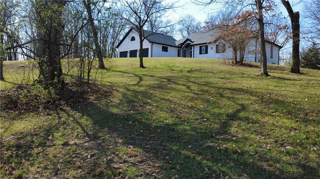 1619 E Sunrise Drive, Smithville, MO 64089