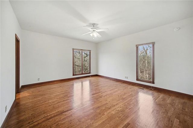 1619 E Sunrise Drive, Smithville, MO 64089