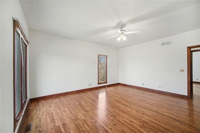 1619 E Sunrise Drive, Smithville, MO 64089