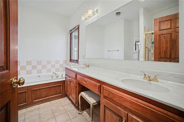 1619 E Sunrise Drive, Smithville, MO 64089