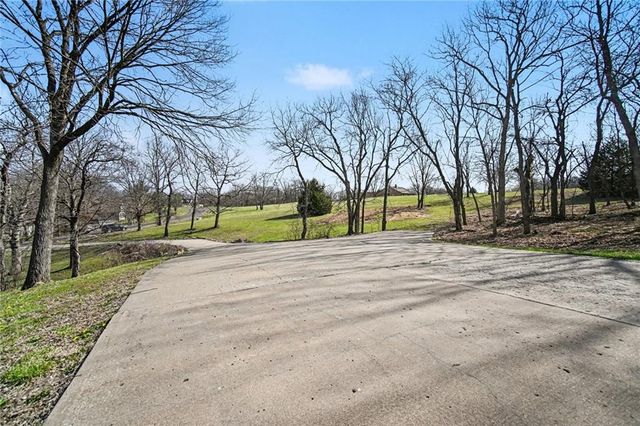 1619 E Sunrise Drive, Smithville, MO 64089