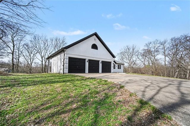 1619 E Sunrise Drive, Smithville, MO 64089