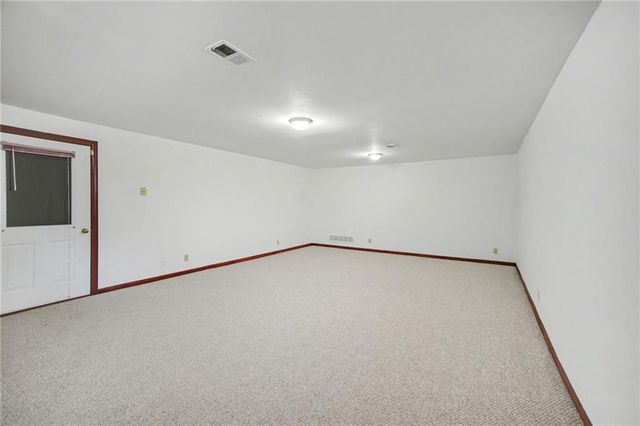 1619 E Sunrise Drive, Smithville, MO 64089