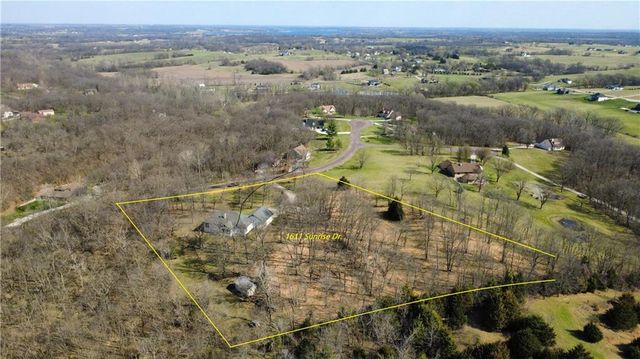 1619 E Sunrise Drive, Smithville, MO 64089