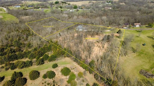 1619 E Sunrise Drive, Smithville, MO 64089