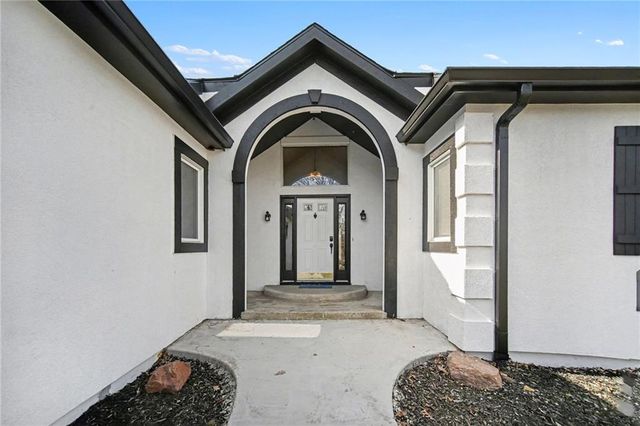 1619 E Sunrise Drive, Smithville, MO 64089