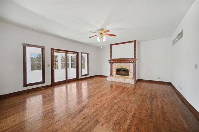 1619 E Sunrise Drive, Smithville, MO 64089