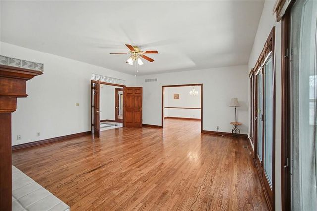 1619 E Sunrise Drive, Smithville, MO 64089