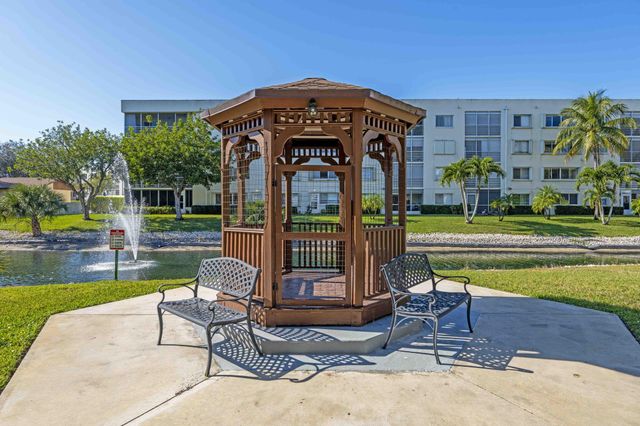 3138 Via Poinciana 116, Lake Worth, FL 33467