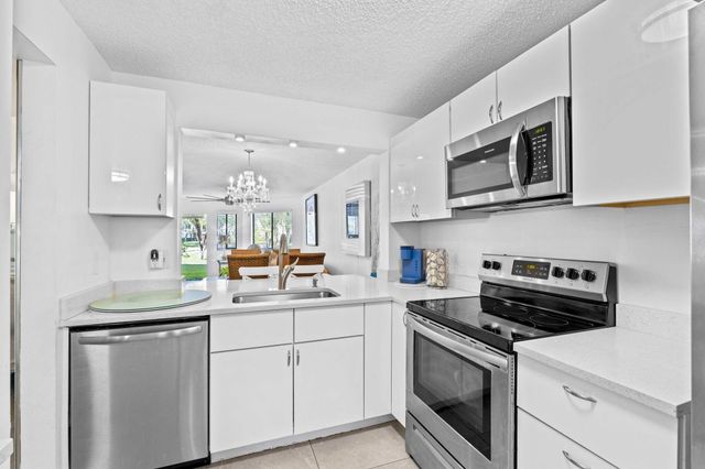 3138 Via Poinciana 116, Lake Worth, FL 33467