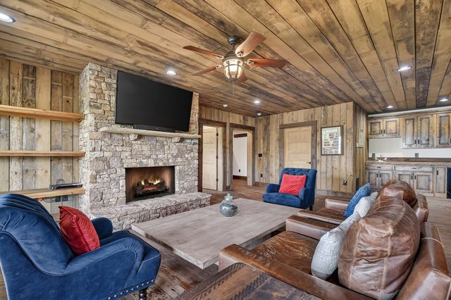 185 Logan Drive, Mineral Bluff, GA 30559