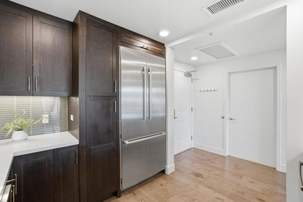 Image 10 of property listing at 657 Walnut Street 537, San Carlos, CA 94070