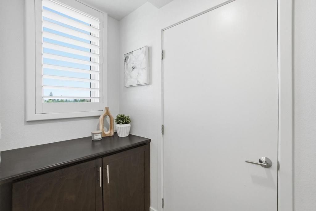 Image 21 of property listing at 657 Walnut Street 537, San Carlos, CA 94070