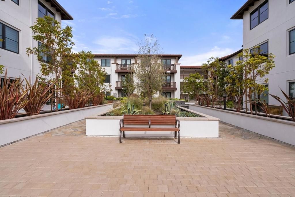 Image 37 of property listing at 657 Walnut Street 537, San Carlos, CA 94070