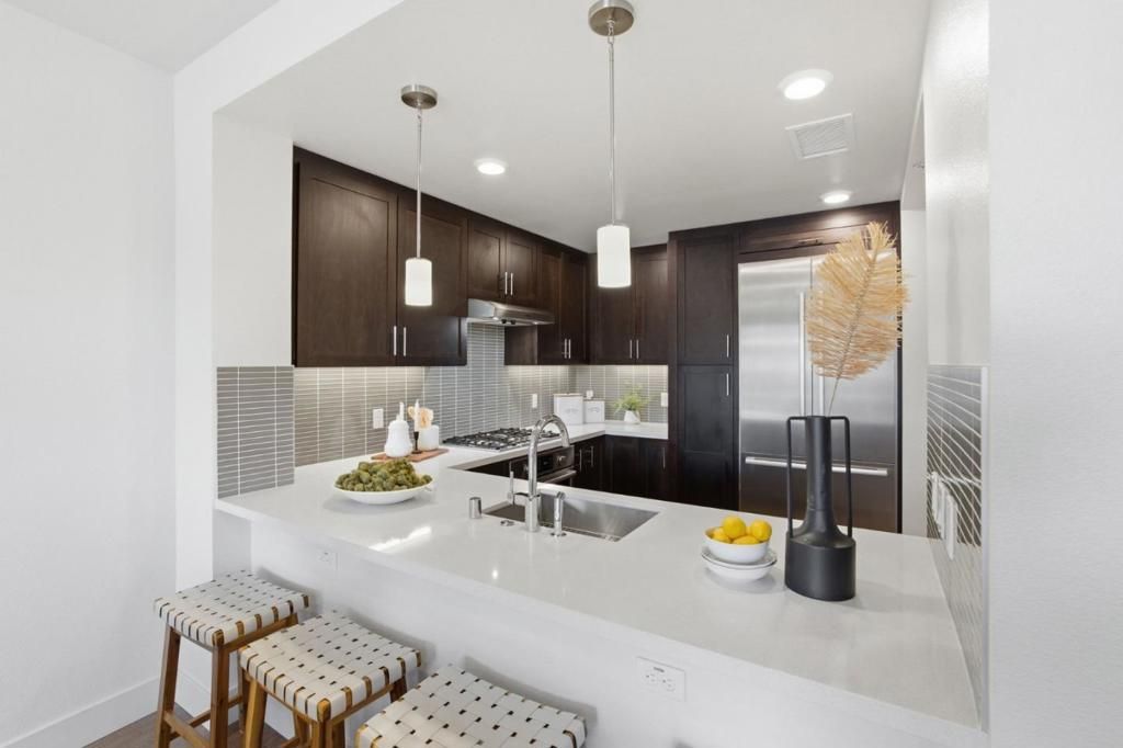 Image 5 of property listing at 657 Walnut Street 537, San Carlos, CA 94070