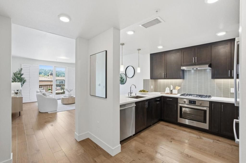 Image 8 of property listing at 657 Walnut Street 537, San Carlos, CA 94070