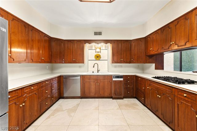 2834 Queens Courtyard Drive, Las Vegas, NV 89109