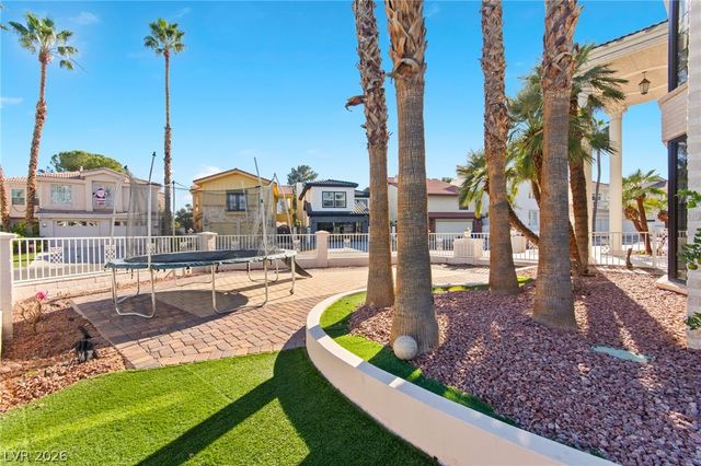 2834 Queens Courtyard Drive, Las Vegas, NV 89109