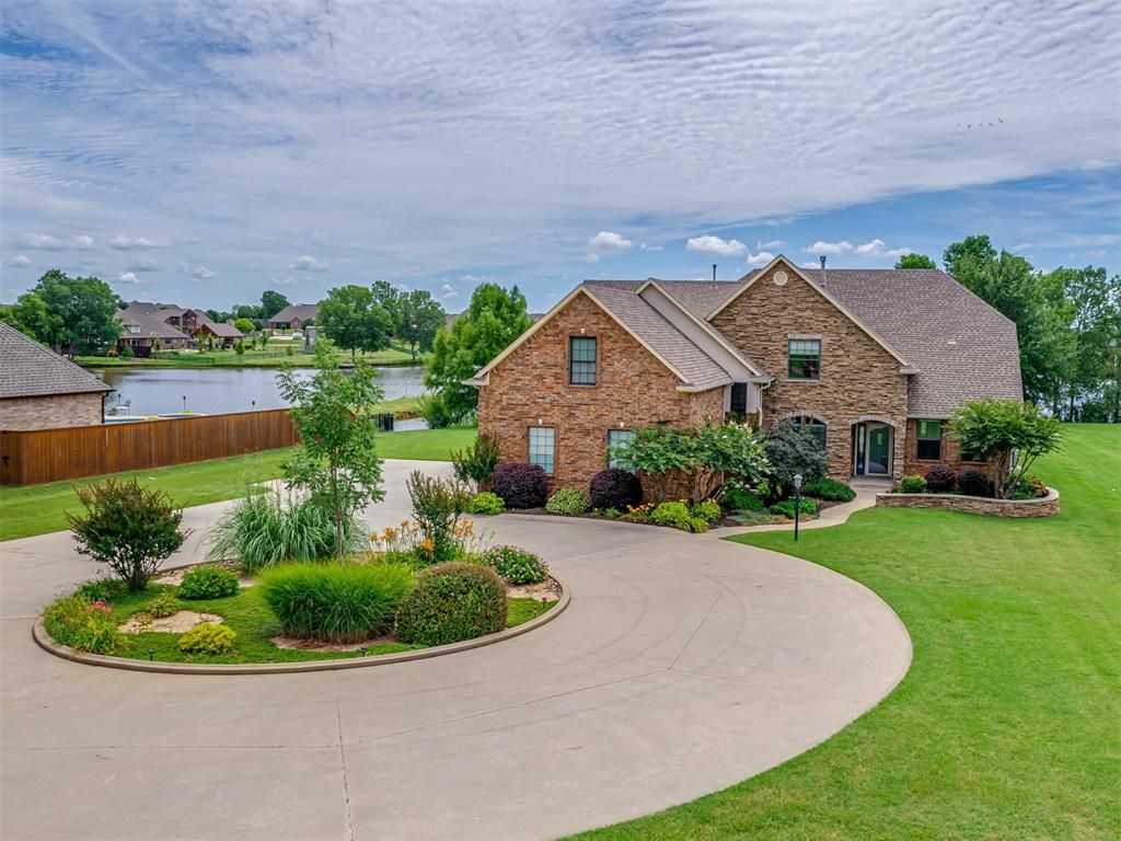 3004 Twin Lake Drive, Moore, OK 73165