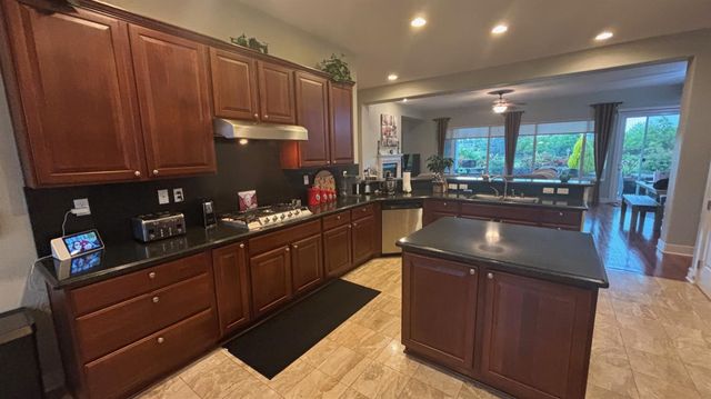 1062 Longhorn Ln, Lincoln, CA 95648