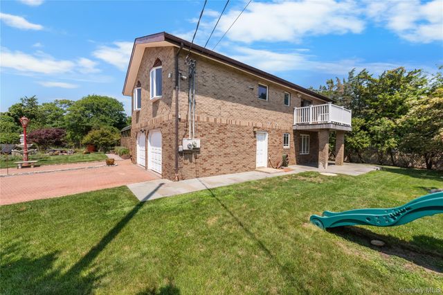 1 Grandview Drive, Shirley, NY 11967