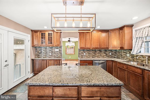 236 POWHATTAN AVE, Essington, PA 19029