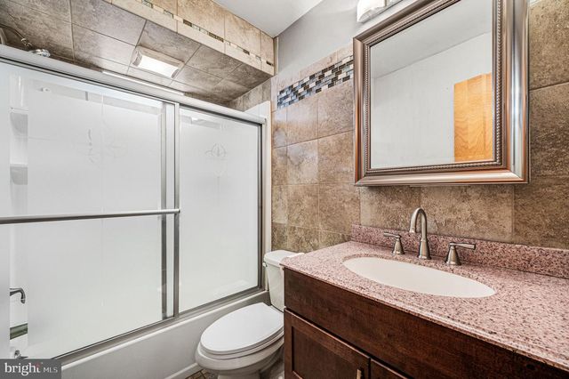 236 POWHATTAN AVE, Essington, PA 19029