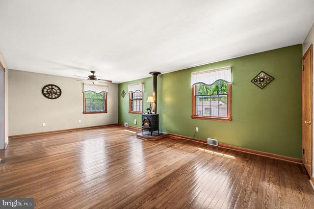 236 POWHATTAN AVE, Essington, PA 19029