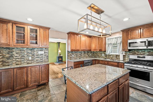 236 POWHATTAN AVE, Essington, PA 19029