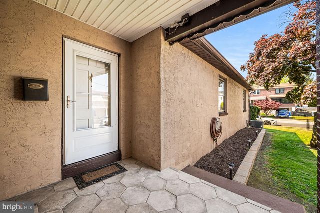 236 POWHATTAN AVE, Essington, PA 19029