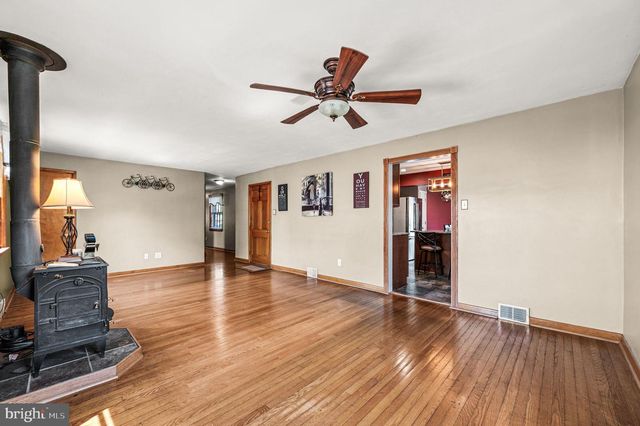 236 POWHATTAN AVE, Essington, PA 19029