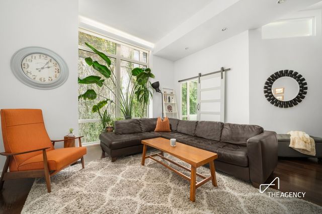 130 W 19th St Apt Thd, New York City, NY 10011