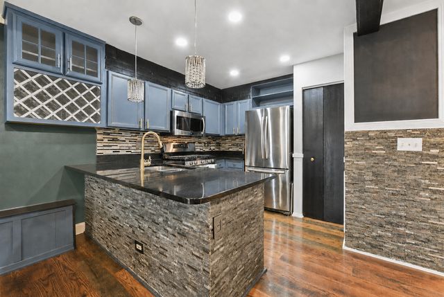 356 OGDEN FALLS Boulevard 356, Oswego, IL 60543